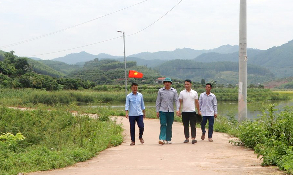 Đường điện chiếu sáng được xây dựng từ sự đóng góp kinh phí của người dân thôn Mòng B.